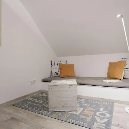 Holiday home Schatzkiste Reetdachhaus